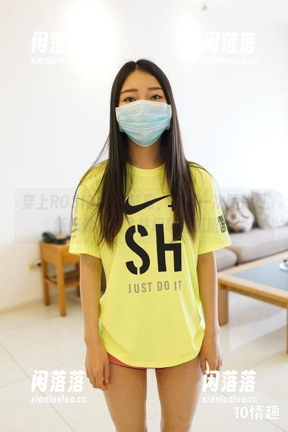 穿上ROSI的空姐制服，让每一次照片更新都像是在飞往趣味的航班！