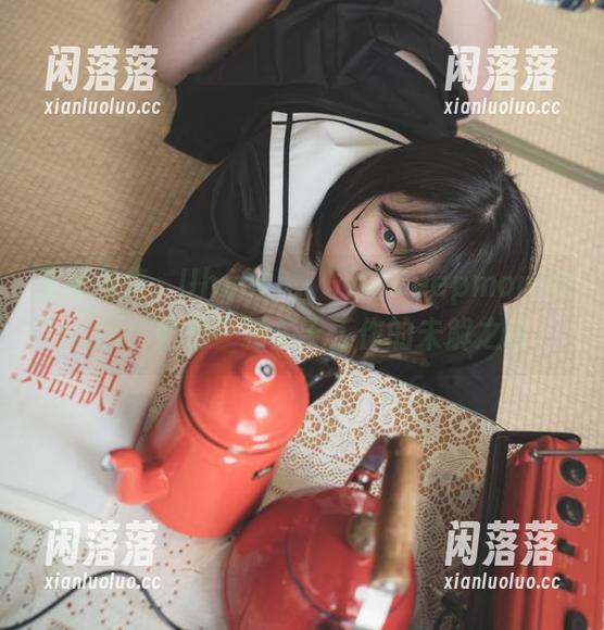 免费图集，Uhye(이유혜)的DeepmoreOffice，像是一颗关于工作的未解之谜。