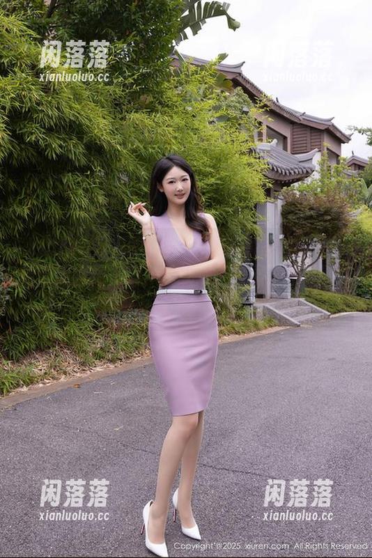 Xiuren秀人网 - 杨欣欣的JK图片——好像课间铃声一响，她就成了校园里的“红人”！