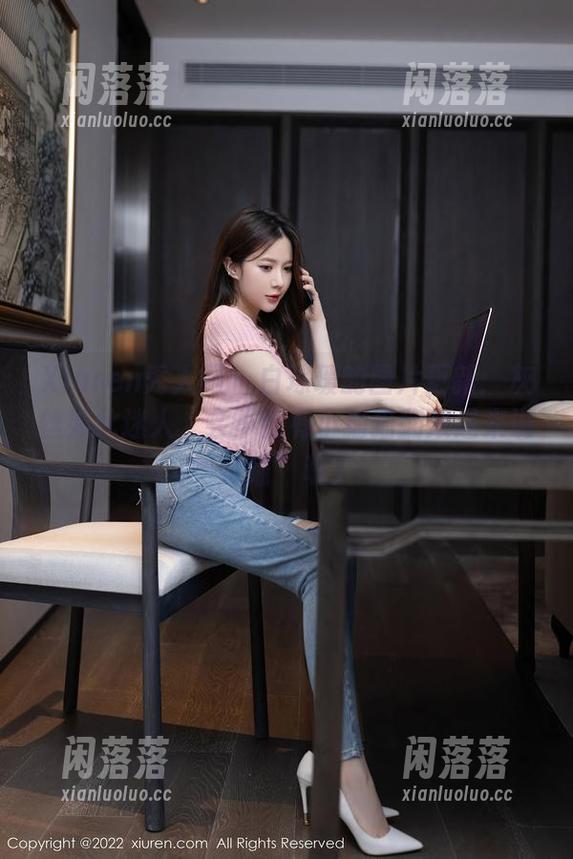 Xiuren秀人网 - 白琮瑗的图片更新：灰丝如此迷人，会不会有小猫猫翻滚过来说“喵”呢？
