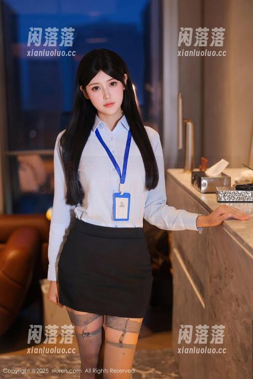 Xiuren秀人网 - 白笑笑的最新写真集：吊带到底有多“吊”啊，真让人难以冥想！