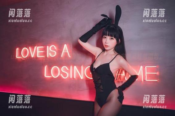 usejan蓝蓝的写真近在眼前，等风来，我却在发呆盯着图包。