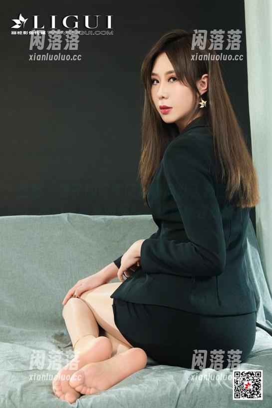 丽柜 - 英子的经典回顾作品乱入我的脑海，舞动着青春的回响，你猜我在想啥？
