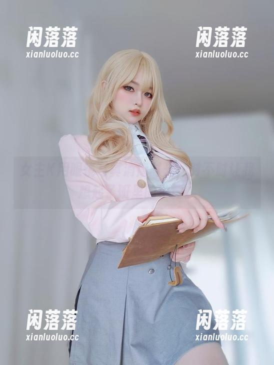 女主K 女主K用眼镜写真消磨时光,时不时让我想起了班里的学霸。