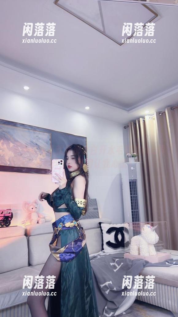 小小奶瓶儿就是那个白开水毛衣的cos界女神，高清得让我心慌！