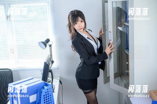 制服加持，抱走莫子在线美图，乐趣不止一点点！