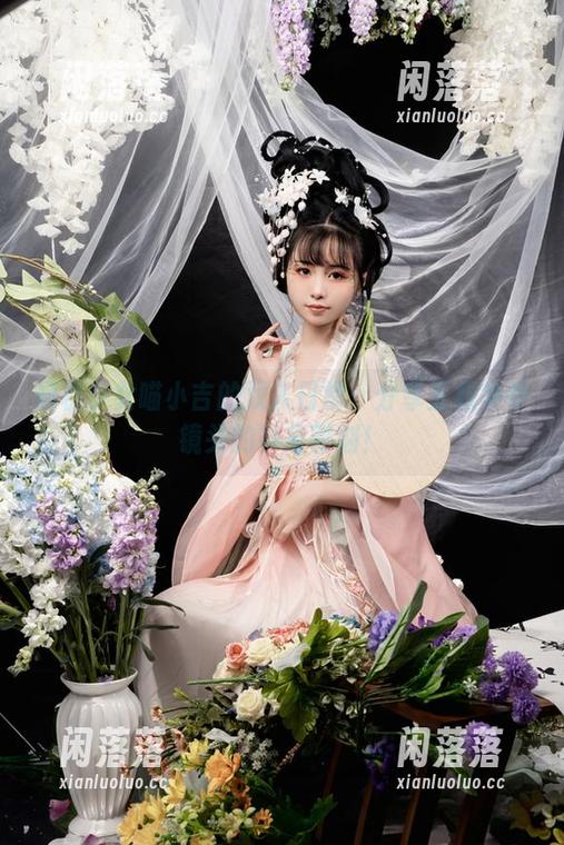 爆机少女喵小吉的双人日常：分享互相争夺镜头的神奇时刻！