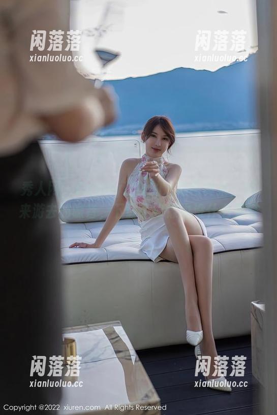 秀人网 - Candy糖糖的泳池写真集，游来游去的噪音，下载了好像也没什么更好。