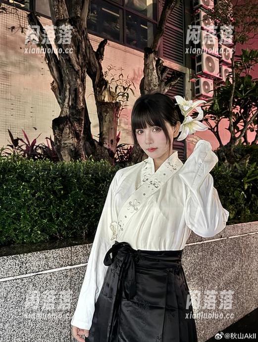 秋山AkI给你“mirror彩云”，下载原图，感受科技和美的交融——转发不送，快来领取吧！