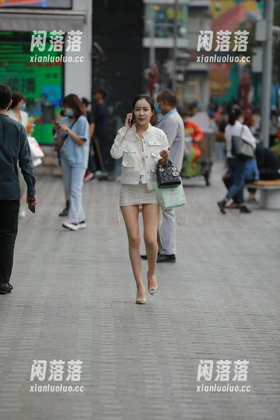 魔镜街拍 - 艾小青的旗袍冒险：街拍写真分享之旅，听说路边的小猫咪在看呢！