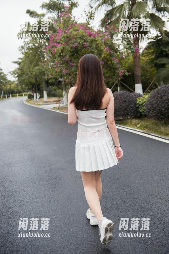魔镜街拍 - 原图中的芝芝，蓝色泳衣和夏天到底有啥关系呢？