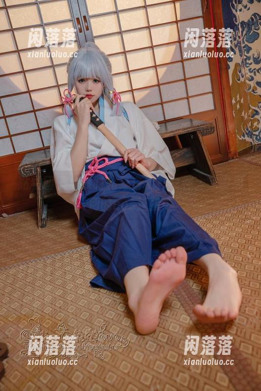 黏黏团子兔 黏黏团子兔顿时化身白衬衫女神,宇宙级别的cos连接中